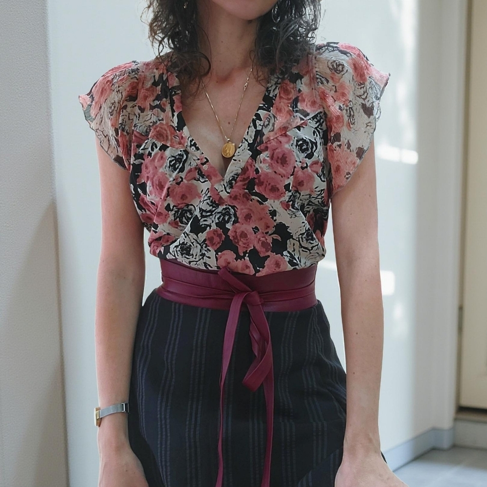 Luck Brand Ashes Of Roses Ruffle V-Neck Blouse with Mauve Pink and Black Accents